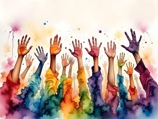 Mains levées peintes en couleurs