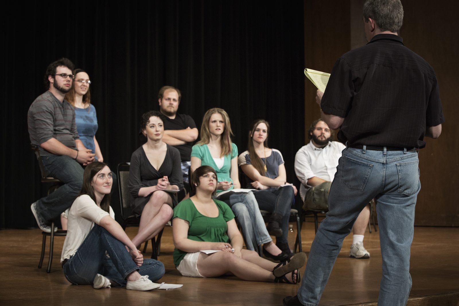 Groupe de personnes réunies lors d’un atelier théâtral